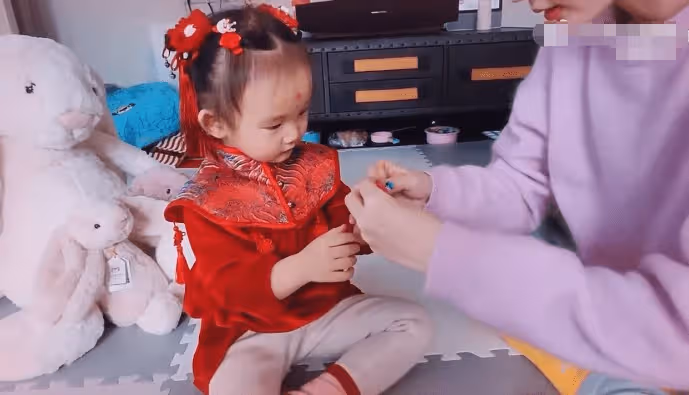 苗苗一家人歡度春節，與鄭愷包餃子，兒女罕見露面姐弟倆太可愛