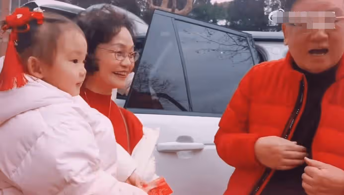苗苗一家人歡度春節，與鄭愷包餃子，兒女罕見露面姐弟倆太可愛