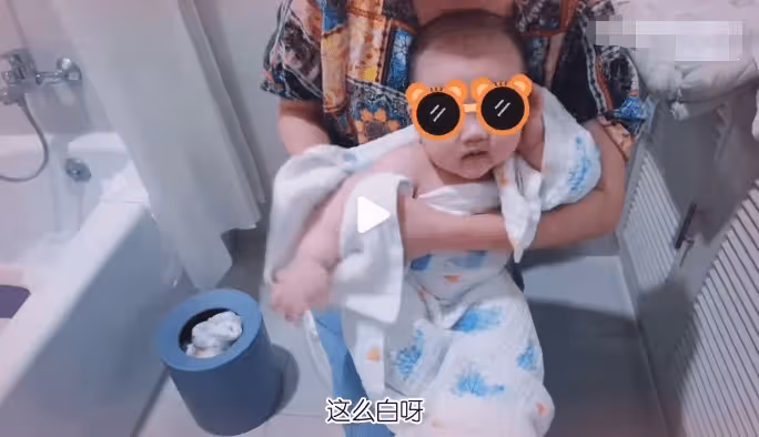 苗苗一家人歡度春節，與鄭愷包餃子，兒女罕見露面姐弟倆太可愛