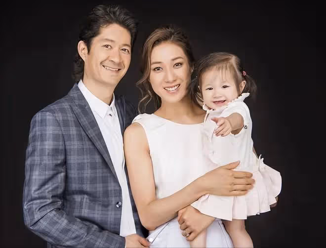 鍾嘉欣曬三胎正面照,3個月大女兒中文名曝光,混血兒特徵不明顯