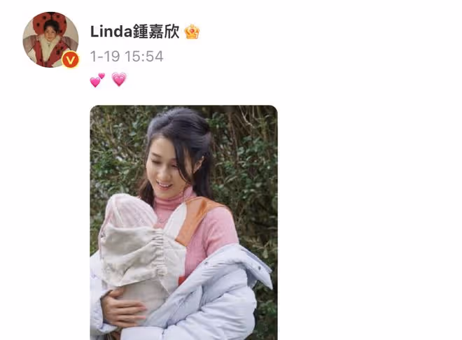鍾嘉欣曬三胎正面照,3個月大女兒中文名曝光,混血兒特徵不明顯