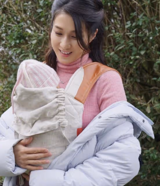 鍾嘉欣曬三胎正面照,3個月大女兒中文名曝光,混血兒特徵不明顯