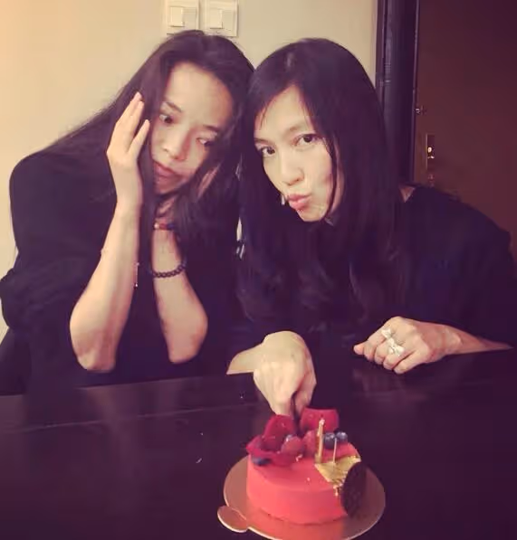 舒淇馮德倫為林熙蕾女兒發紅包,笑得一臉慈愛,結婚6年無兒無女