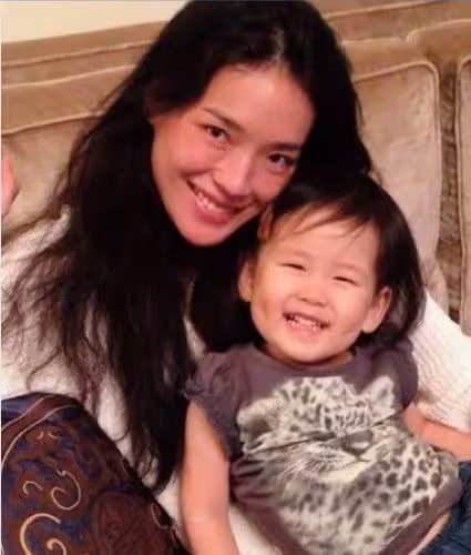 舒淇馮德倫為林熙蕾女兒發紅包,笑得一臉慈愛,結婚6年無兒無女