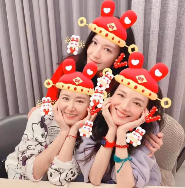 舒淇馮德倫為林熙蕾女兒發紅包，笑得一臉慈愛，結婚6年無兒無女