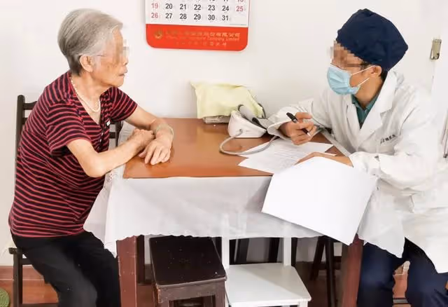「過完年,你們把媽接走吧」看到小兒子一家的反應,我哭了