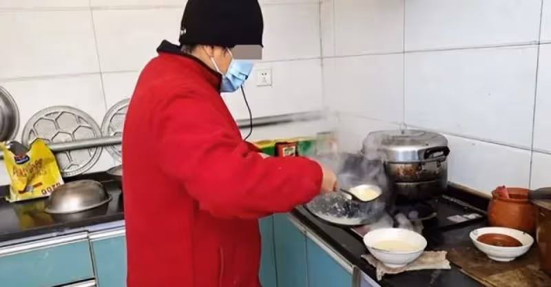 去女朋友家，准丈母娘全程戴口罩，脫下口罩瞬間，我跪下了