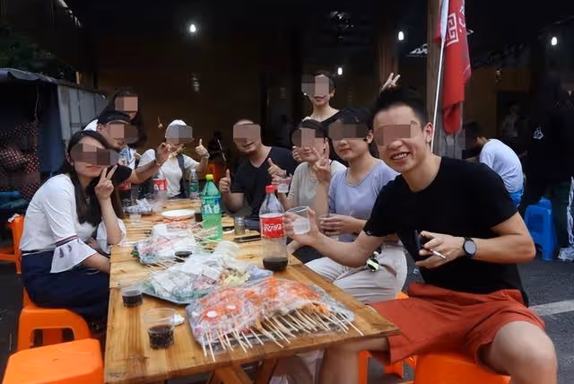 去女朋友家,准丈母娘全程戴口罩,脫下口罩瞬間,我跪下了