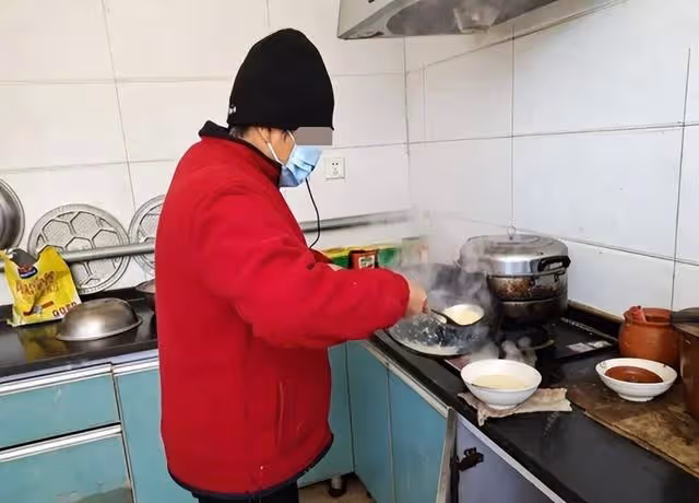 去女朋友家，准丈母娘全程戴口罩，脫下口罩瞬間，我跪下了