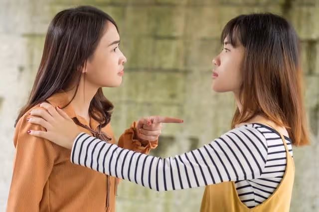 老婆從娘家帶東西回來,婆婆拿一半給小姑子,老婆生氣 是否太計較
