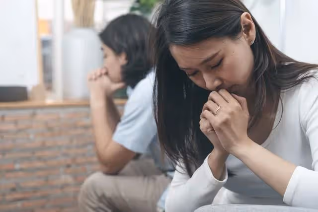 老婆從娘家帶東西回來,婆婆拿一半給小姑子,老婆生氣 是否太計較