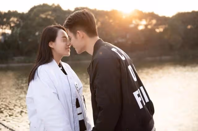 前妻再婚我送2萬,婚禮上她偷偷塞給我紙條,讓我淚如雨下