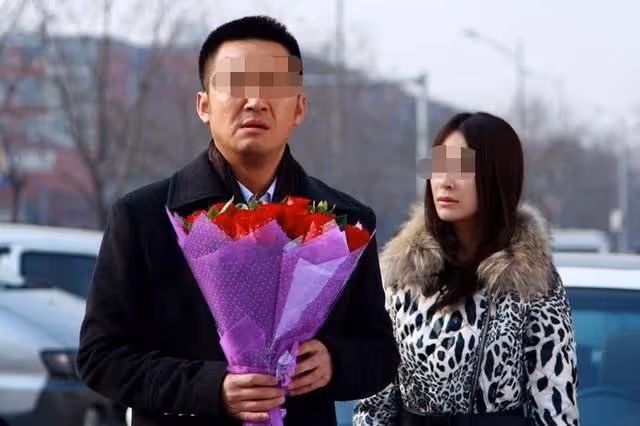 前妻再婚我送2萬,婚禮上她偷偷塞給我紙條,讓我淚如雨下