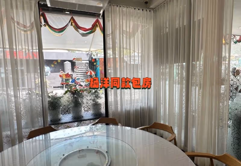 楊洋普吉島吃「椰子雞」被認出!餐廳成新打卡地,下榻酒店也被扒!