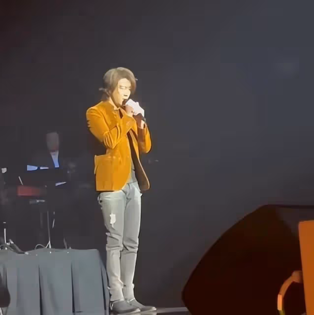 46歲王力宏正式復出！素顏開唱臉部下垂顯憔悴，疑落淚引粉絲大哭