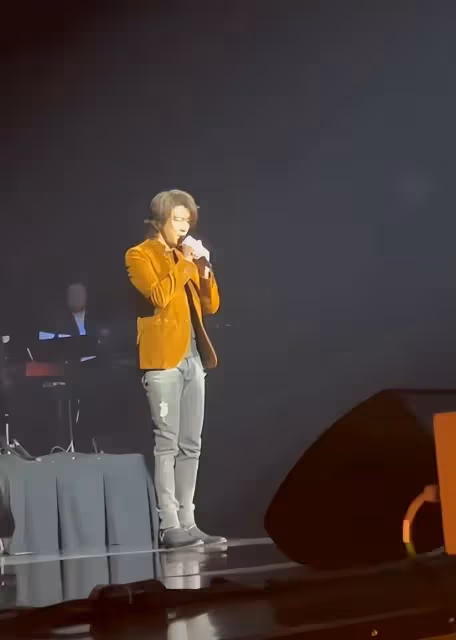 46歲王力宏正式復出!素顏開唱臉部下垂顯憔悴,疑落淚引粉絲大哭