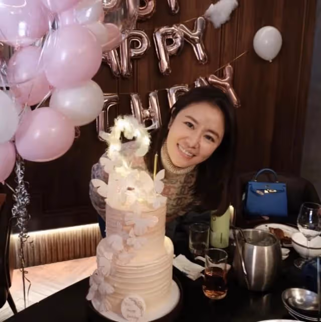 林心如曬慶生照感謝老公驚喜，被霍建華甜蜜摟肩，力破婚變傳聞
