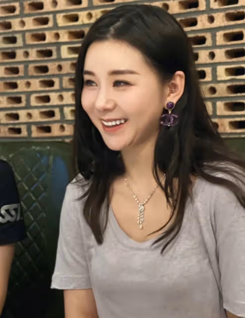 李小萌過年吃出雙下巴,曬懟臉拍直呼胖到需要安慰,真實又可愛