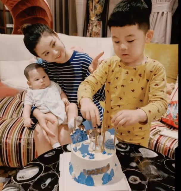 李小萌過年吃出雙下巴，曬懟臉拍直呼胖到需要安慰，真實又可愛