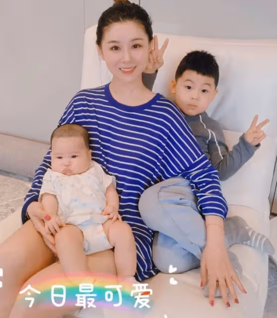 李小萌過年吃出雙下巴，曬懟臉拍直呼胖到需要安慰，真實又可愛