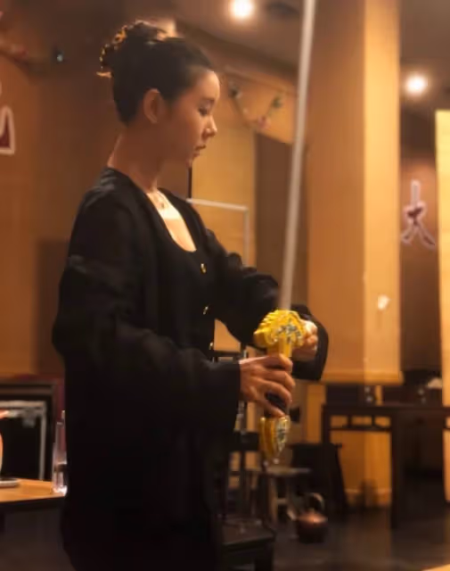 李小萌過年吃出雙下巴，曬懟臉拍直呼胖到需要安慰，真實又可愛