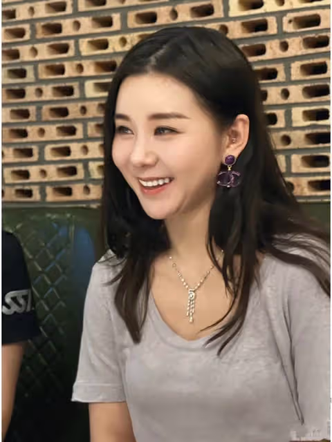 李小萌曬懟臉自拍照，過年胖出雙下巴已無輪廓，被指整容引熱議