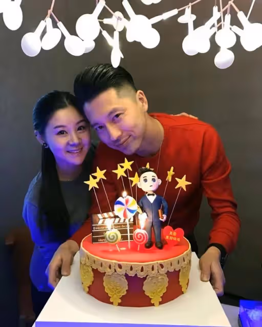 李小萌曬懟臉自拍照,過年胖出雙下巴已無輪廓,被指整容引熱議