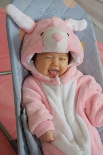 鍾嘉欣三胎女兒正臉照曝光!穿兔子連體衣送祝福,萌臉圓潤肉嘟嘟
