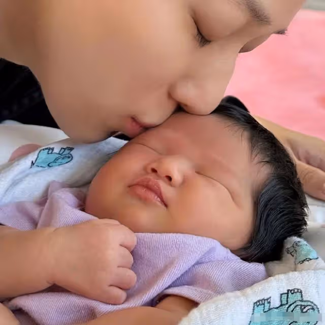 鍾嘉欣三胎女兒正臉照曝光!穿兔子連體衣送祝福,萌臉圓潤肉嘟嘟