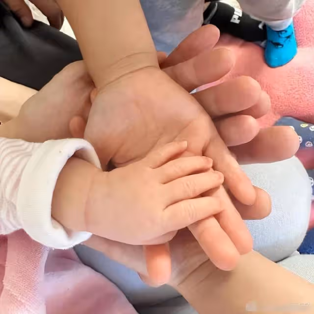 鍾嘉欣三胎女兒正臉照曝光!穿兔子連體衣送祝福,萌臉圓潤肉嘟嘟