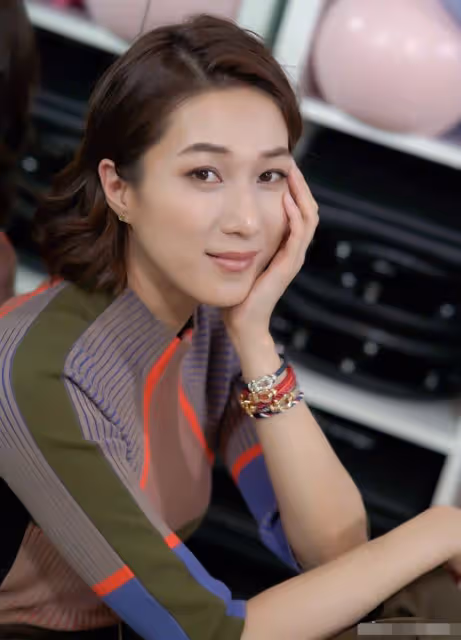 鍾嘉欣三胎女兒正臉照曝光!穿兔子連體衣送祝福,萌臉圓潤肉嘟嘟