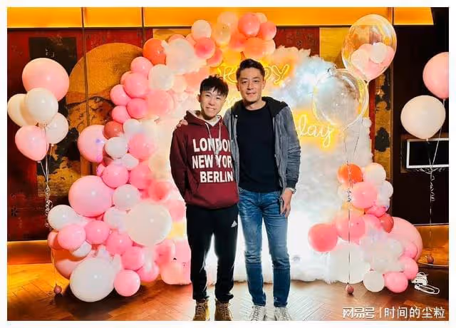 林心如曬出生日合照，與霍建華大秀恩愛，反被吐槽又老又土