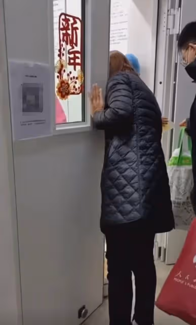 閆學晶到重症監護病房接孫子,50歲榮升奶奶,舉手機狂拍難掩喜悅