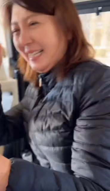 閆學晶到重症監護病房接孫子,50歲榮升奶奶,舉手機狂拍難掩喜悅