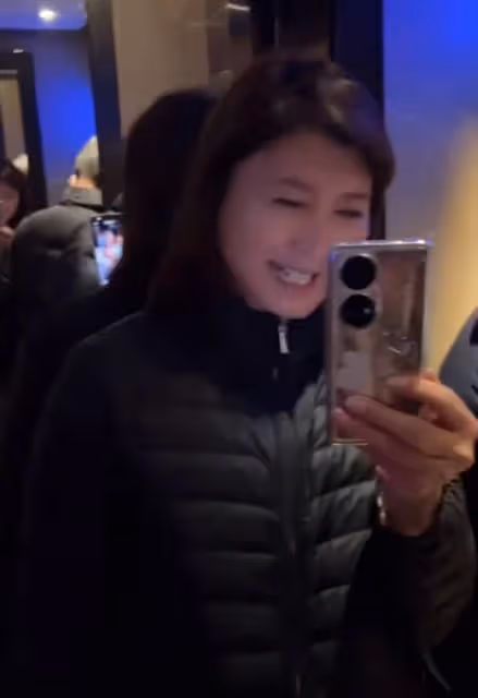 閆學晶到重症監護病房接孫子,50歲榮升奶奶,舉手機狂拍難掩喜悅