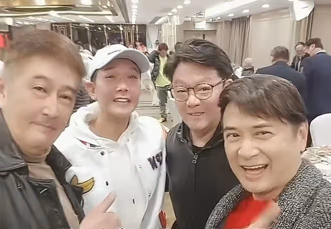 上百位香港動作演員聚會,包餐廳吃飯舞獅太熱鬧,不見成龍洪金寶
