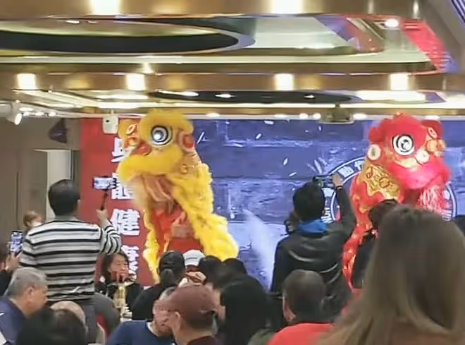 上百位香港動作演員聚會,包餐廳吃飯舞獅太熱鬧,不見成龍洪金寶