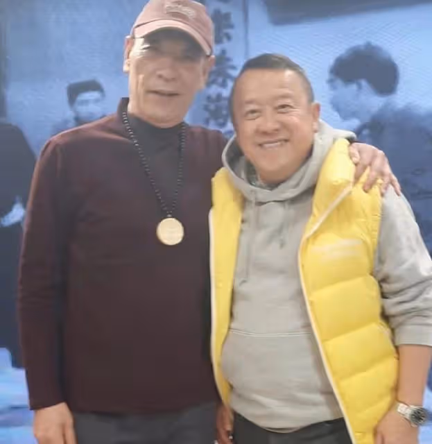 上百位香港動作演員聚會,包餐廳吃飯舞獅太熱鬧,不見成龍洪金寶