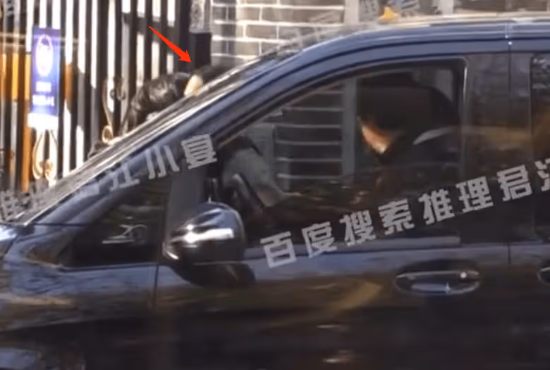 歐陽娜娜和好友cu聚餐!兩人同車出行毫不避嫌,打扮嚴實顯低調