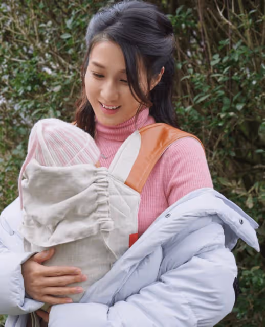 鍾嘉欣曬三胎女兒照片,小寶寶吐舌頭好可愛,曝光三胎中文名字