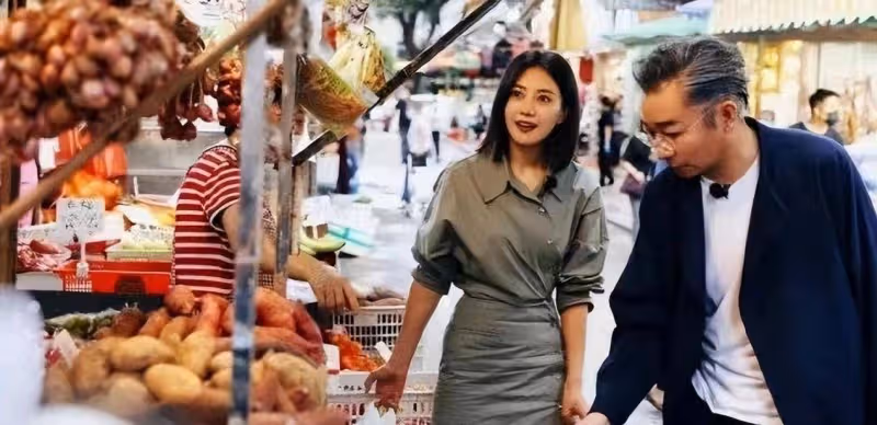 高圓圓打扮性感現身澳門街市!化身砍價小能手,邊逛邊吃超愜意