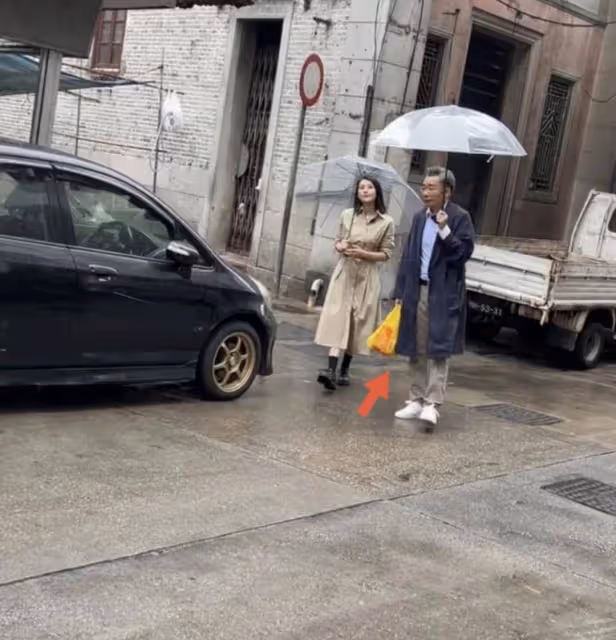 高圓圓打扮性感現身澳門街市!化身砍價小能手,邊逛邊吃超愜意