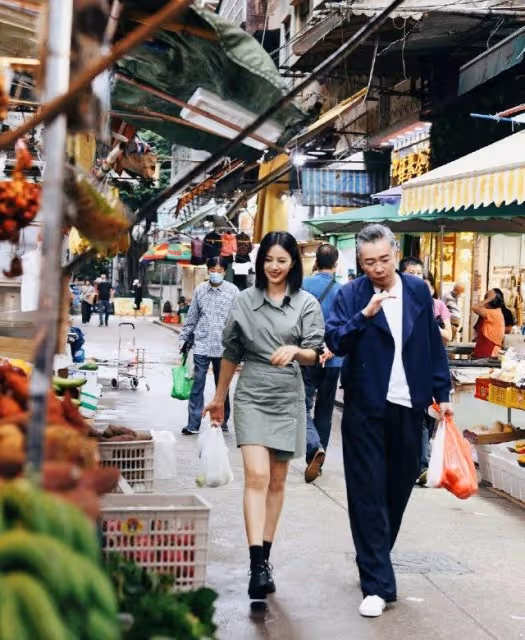 高圓圓打扮性感現身澳門街市!化身砍價小能手,邊逛邊吃超愜意