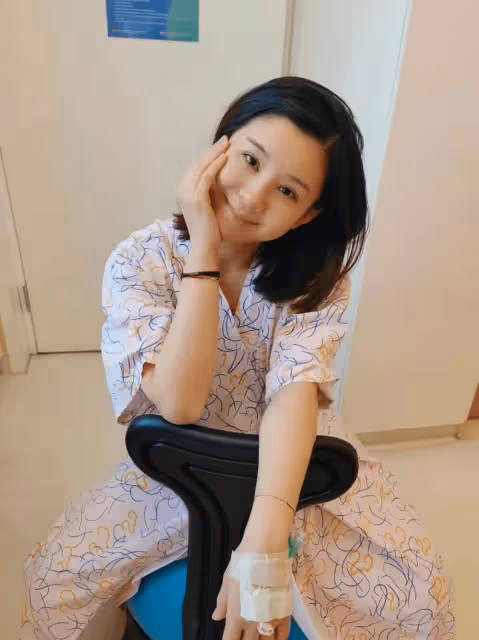 李小萌曬自拍美照,過年略顯發福有雙下巴,自稱胖到需要安慰