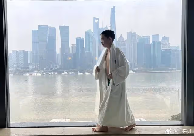 Jasper公主抱弟弟超寵溺，兄弟倆很有愛，應采兒曬倆兒子溫馨日常