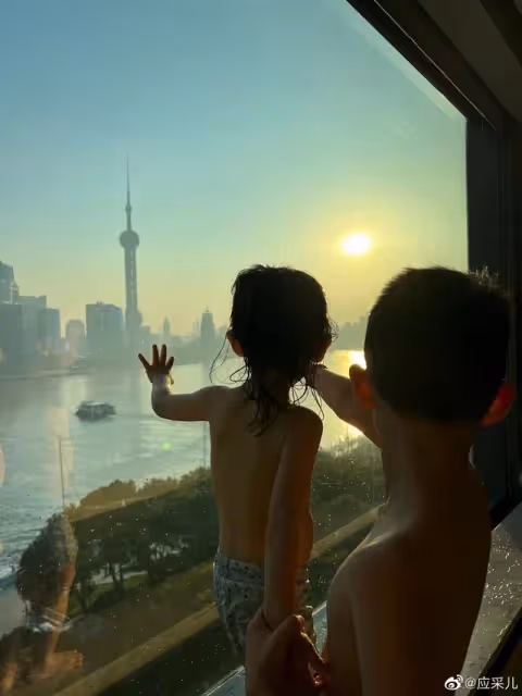 Jasper公主抱弟弟超寵溺，兄弟倆很有愛，應采兒曬倆兒子溫馨日常
