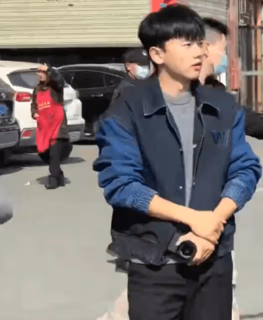 張傑現身成都街頭被偶遇,與路人打招呼毫無架子,打扮低調太親和