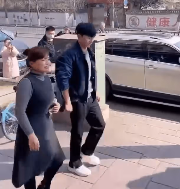 張傑現身成都街頭被偶遇,與路人打招呼毫無架子,打扮低調太親和