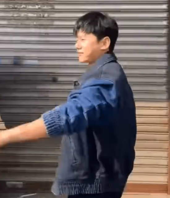 張傑現身成都街頭被偶遇,與路人打招呼毫無架子,打扮低調太親和