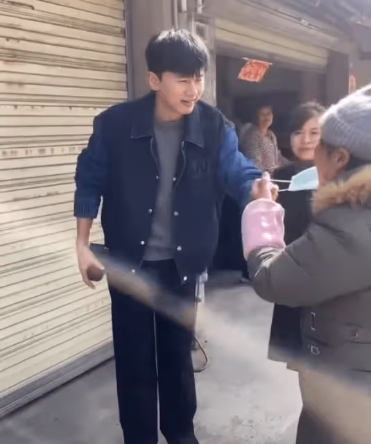 張傑現身成都街頭被偶遇,與路人打招呼毫無架子,打扮低調太親和